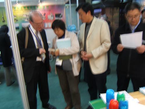 公司領導和巴西氣霧劑及家用衛生殺蟲用品協會主席在探討相關事宜